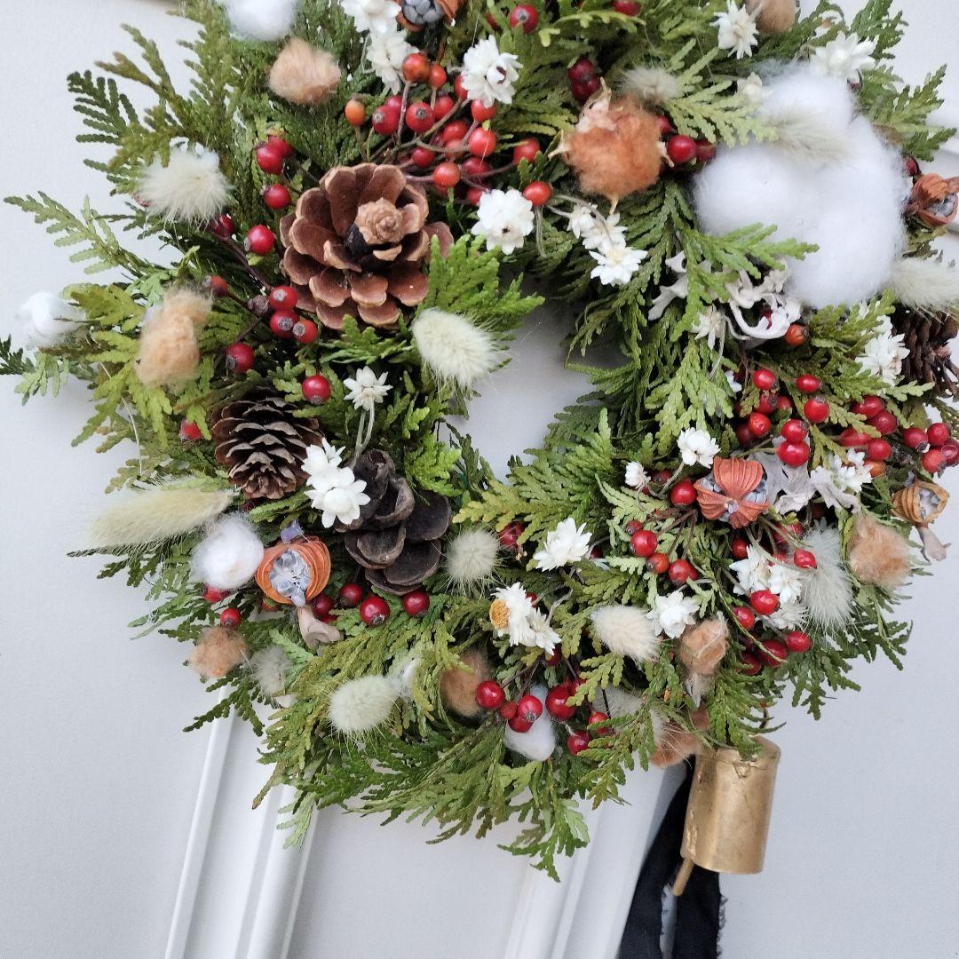 カウベルの優しい音色　コニファーと赤い実のラウンドリース　クリスマスリース