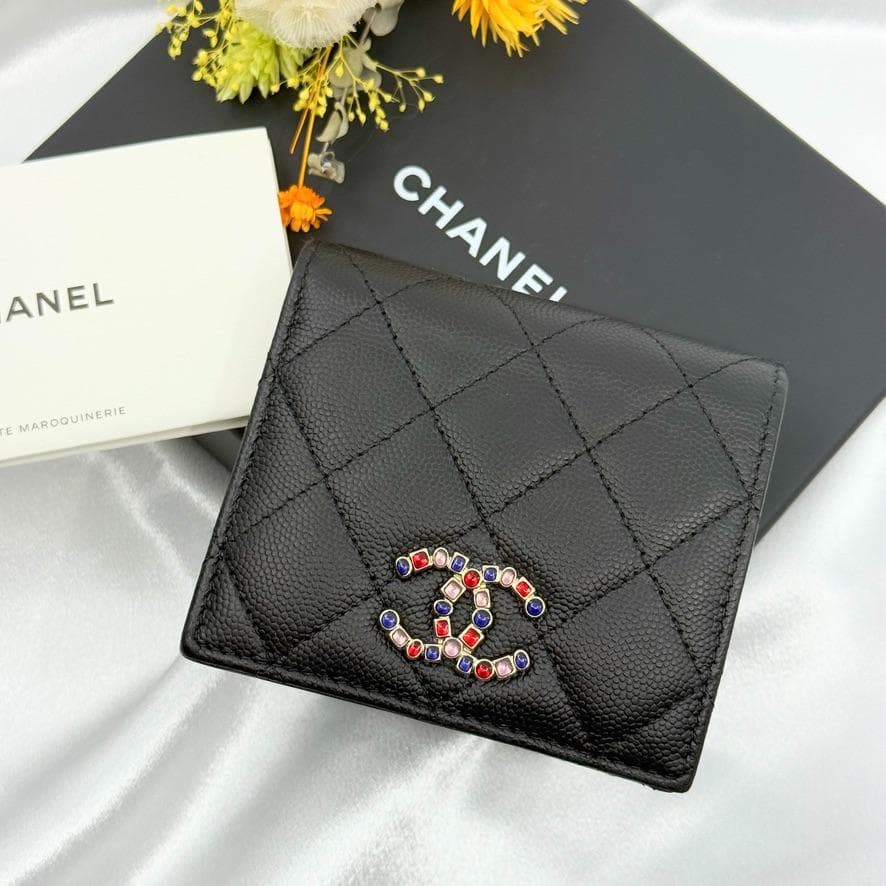 美品　新型　CHANEL シャネル　マトラッセ　ラインストーン　二つ折り財布