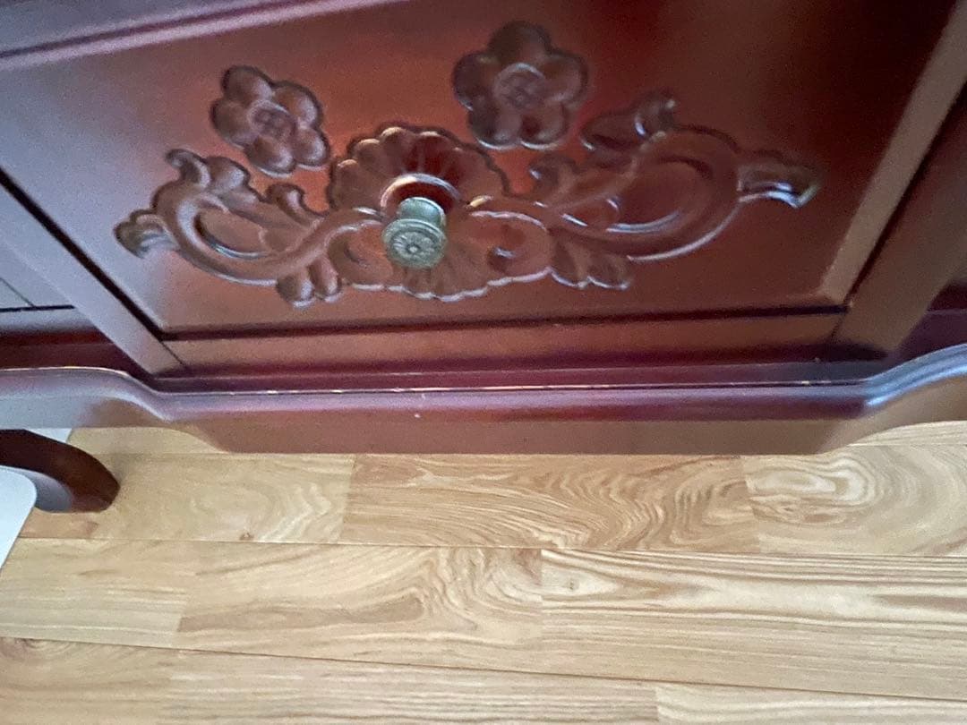 クラシックな雰囲気漂うアンティーク調のサイドボード、キャビネット、棚