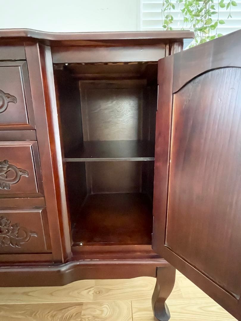 クラシックな雰囲気漂うアンティーク調のサイドボード、キャビネット、棚