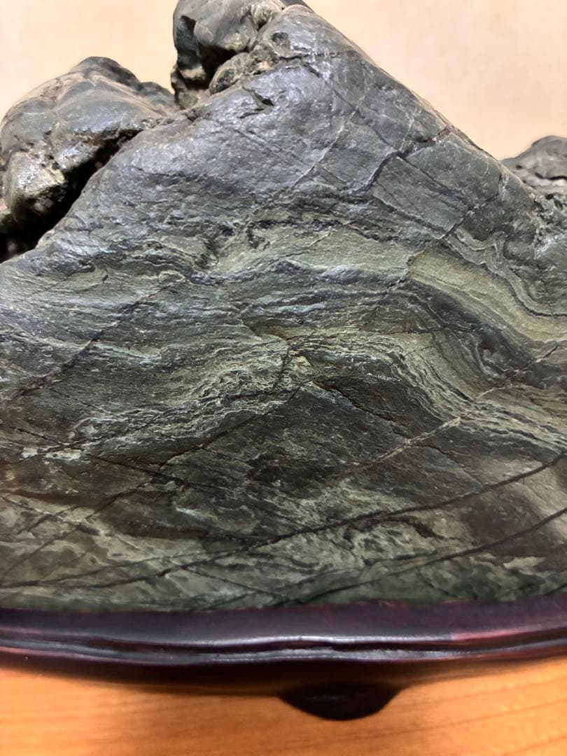 北海道神居古潭石Ｔ　輝緑　木製台座付き　大幅お値下げ‼️