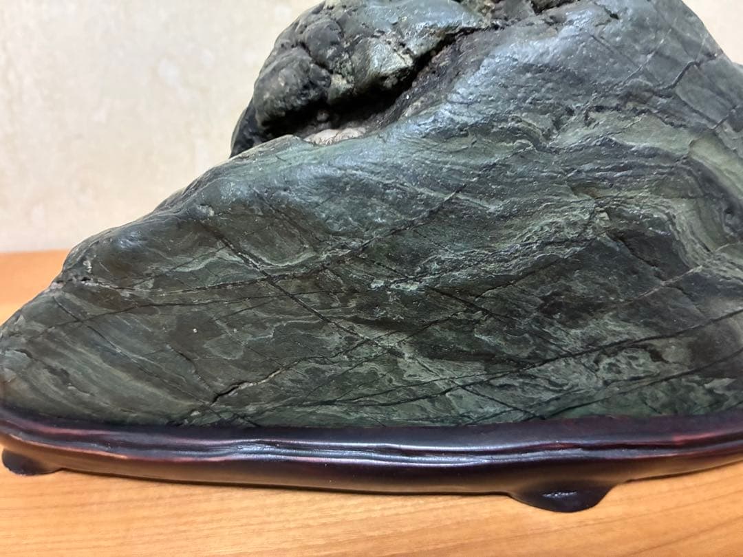 北海道神居古潭石Ｔ　輝緑　木製台座付き　大幅お値下げ‼️