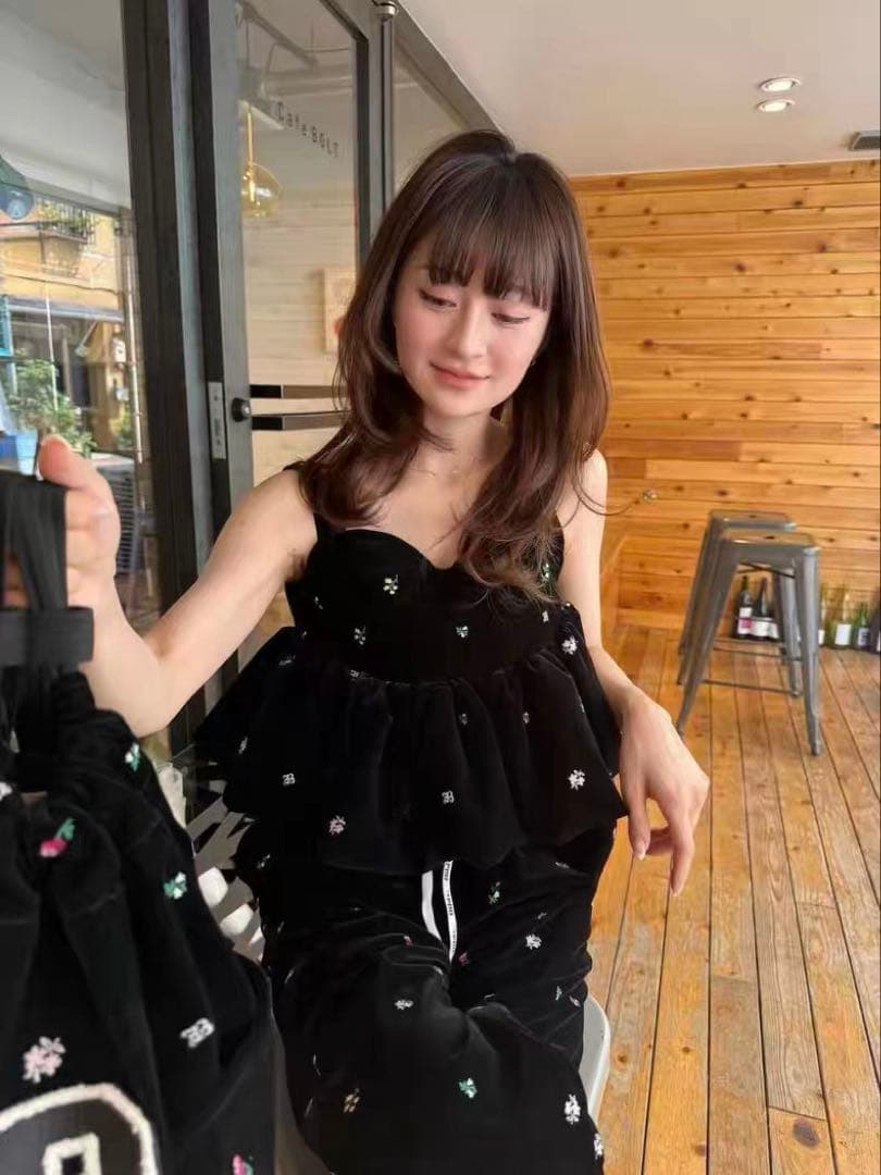 Bibiy. ブラック フラワー刺繍 トップス