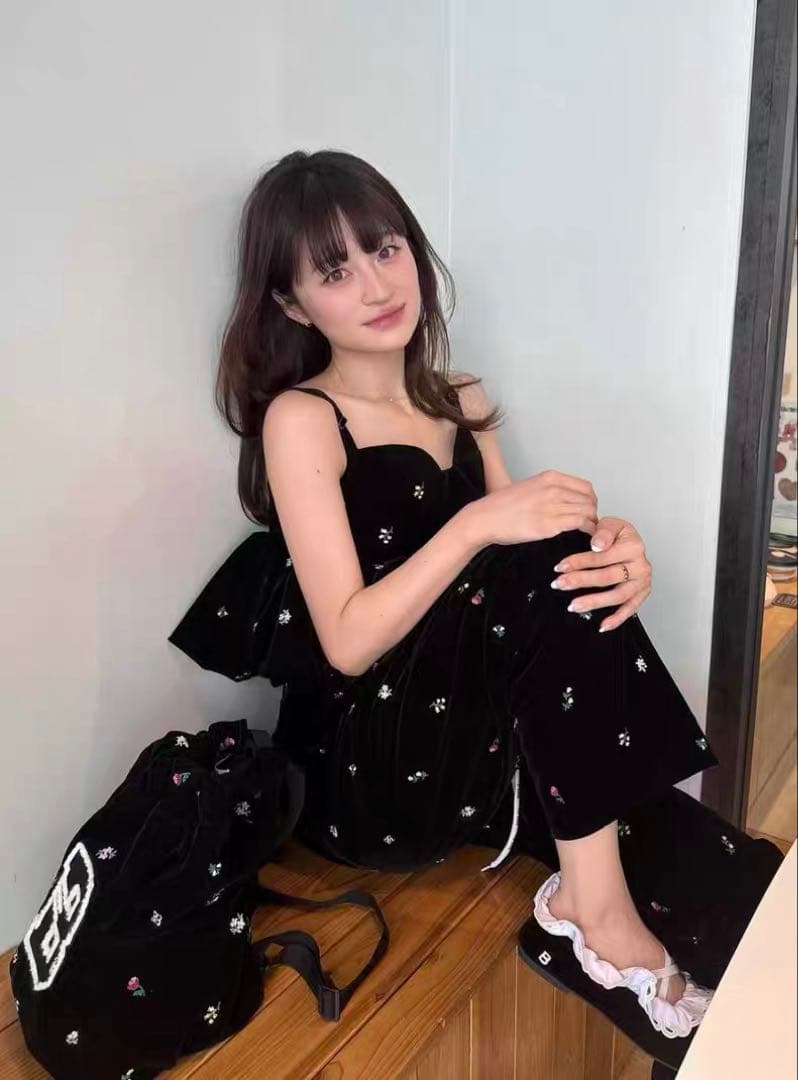 Bibiy. ブラック フラワー刺繍 トップス