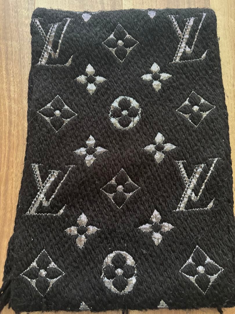 LOUIS VUITTON ロゴマフラー 黒 シルバー フリンジ付 ルイヴィトン