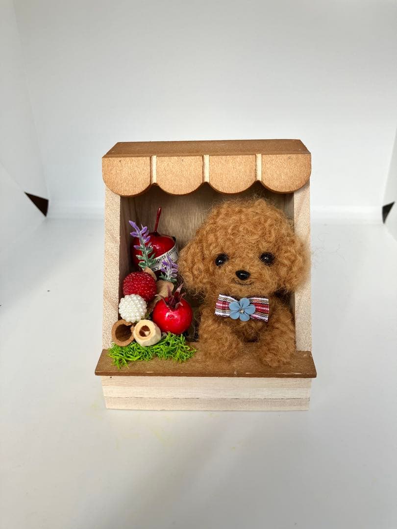 羊毛フェルト　トイプードル　ディスプレイ棚　フラワーアレンジ