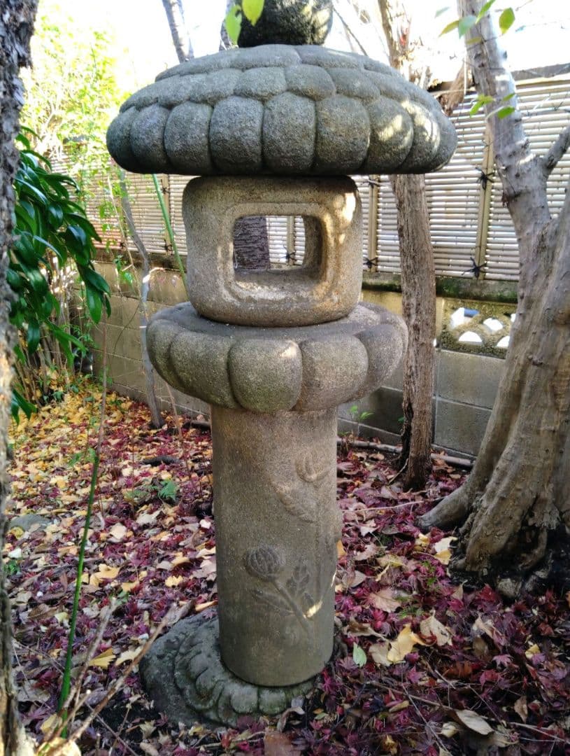 灯籠　竿に彫られた2輪の花　うろこ模様の笠　和風／洋風どちらにも　引き取り限定