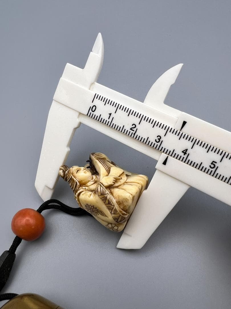 蒔絵三段印籠 在銘 花草蒔絵 金梨地 珊瑚翡翠真珠象嵌 牙根付 本珊瑚 緒締