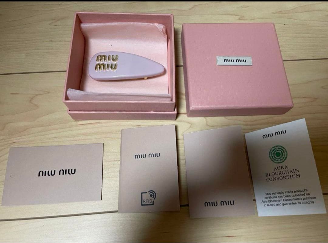 miumiu ヘアピン　バレッタ　ヘアークリップ　ピンク