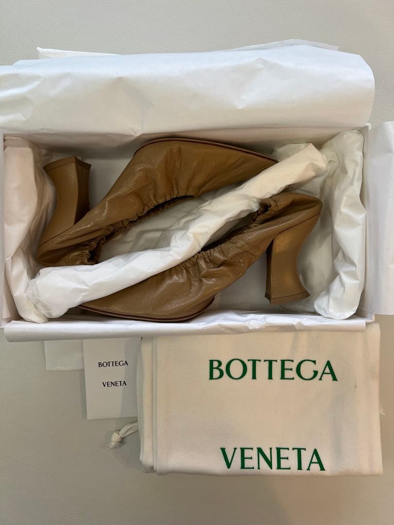 BOTTEGA VENETA アーモンドパンプス