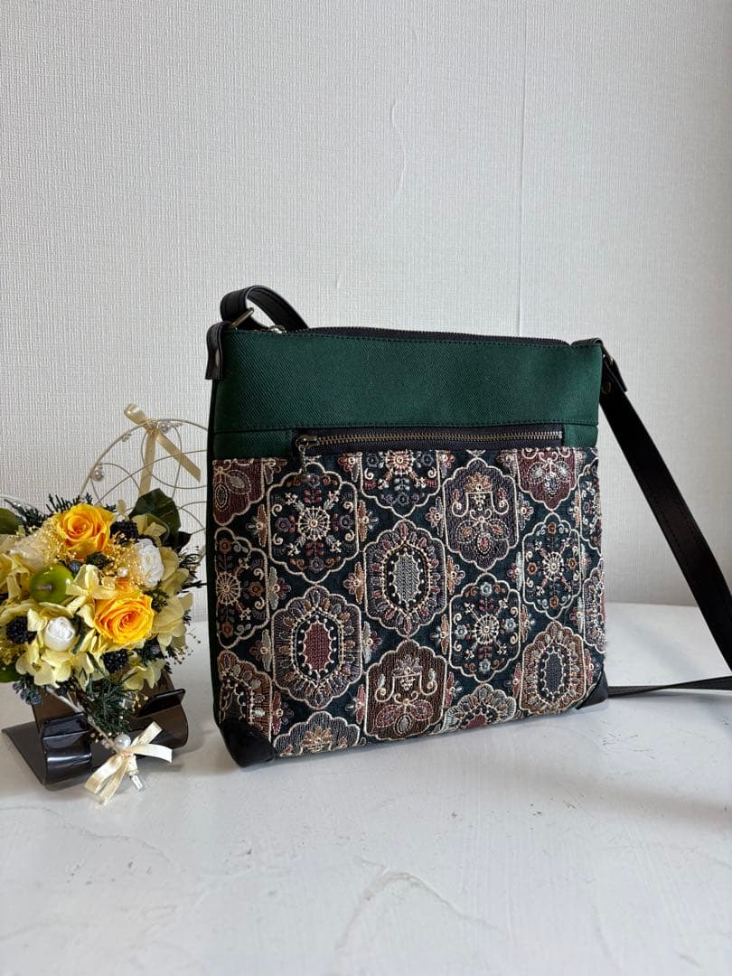 サコッシュ　少し大きめ　グリーン系