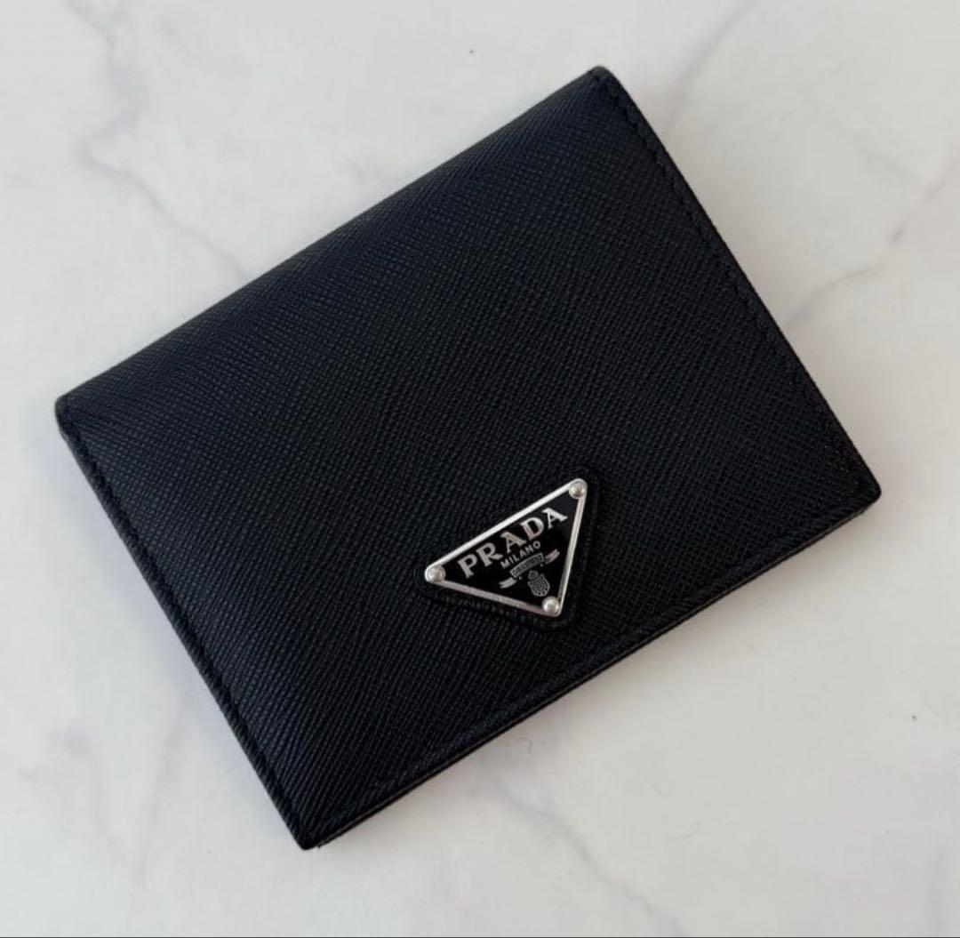 プラダ　二つ折財布
