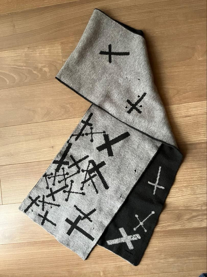 UnderCover クロス柄マフラー 【ブラック×グレー・十字架柄】