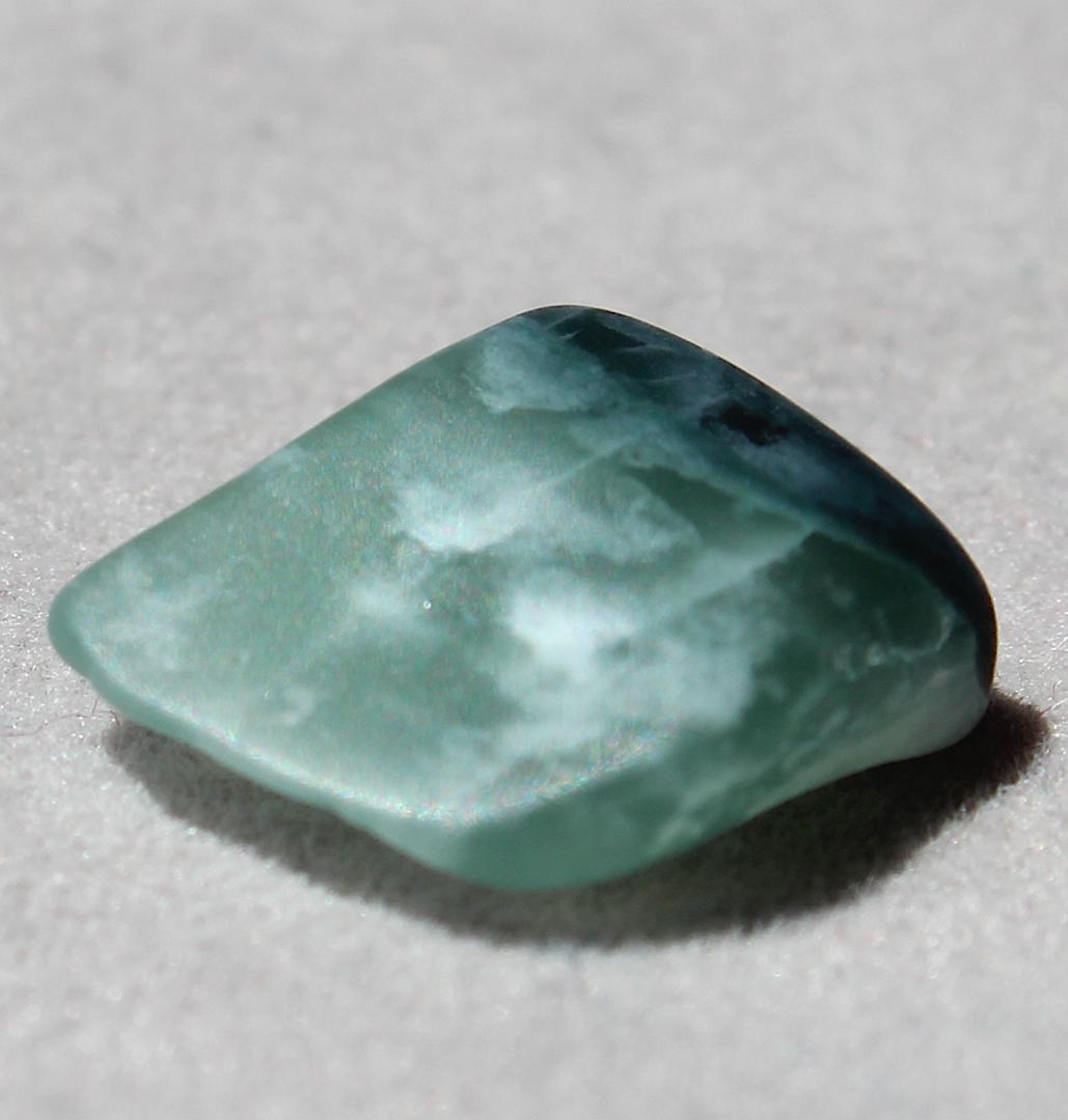 ［半透明の翡翠］糸魚川翡翠 原石 2.2g