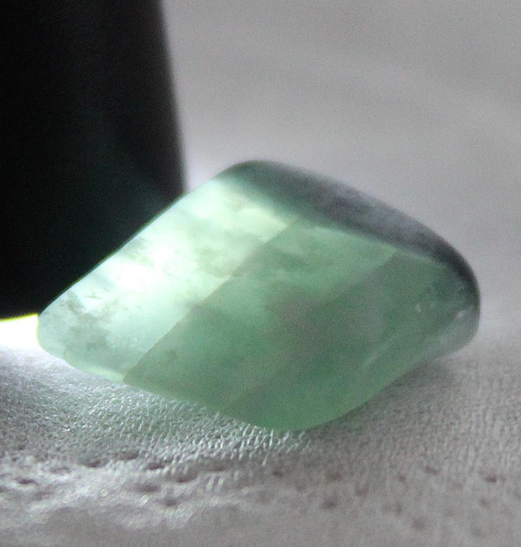 ［半透明の翡翠］糸魚川翡翠 原石 2.2g