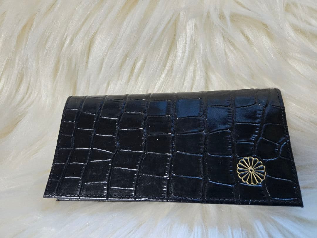 皇居限定のクロコダイル型押し長財布。