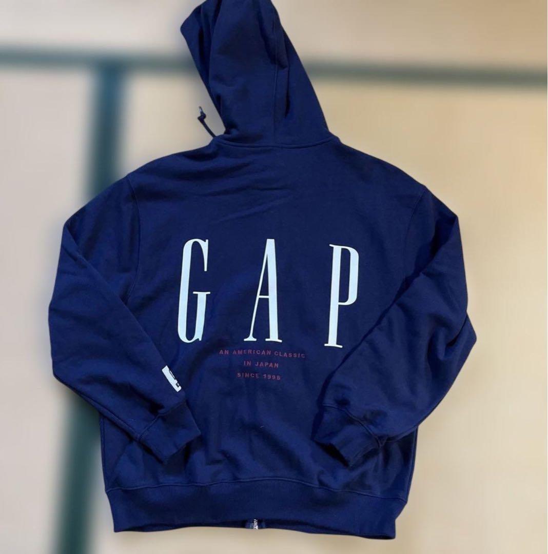 し*う様 最終値下げ　GAP 30周年記念 フード付きパーカー 　ネイビー