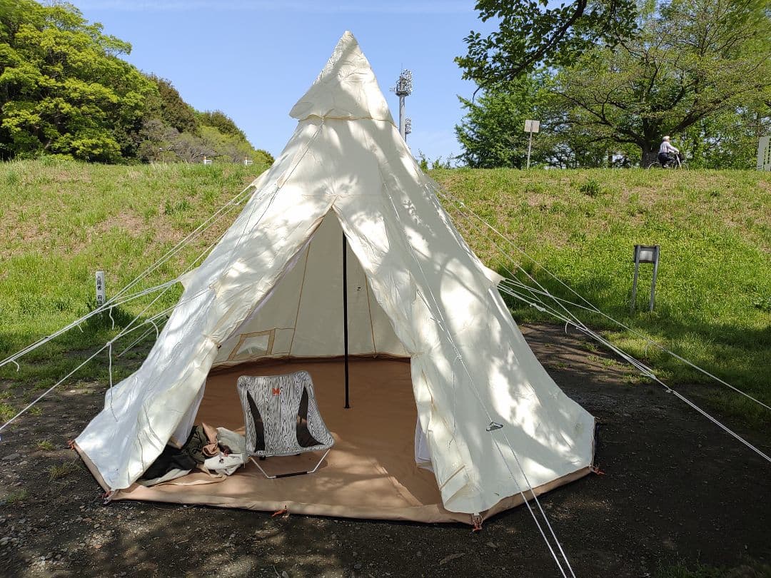 高さ3ｍで直径4ｍの化繊ワンポールテント