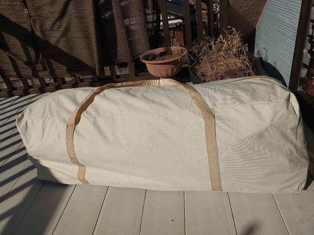 高さ3ｍで直径4ｍの化繊ワンポールテント