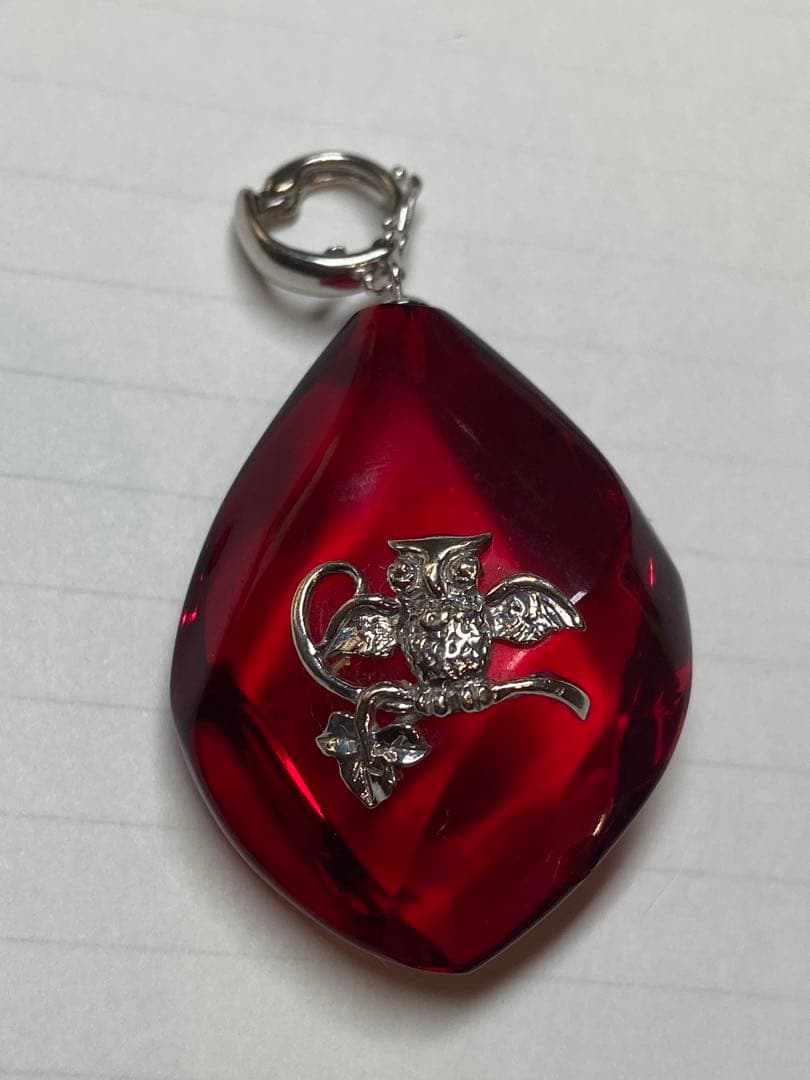 赤いフクロウモチーフペンダント　18金ホワイトゴールド