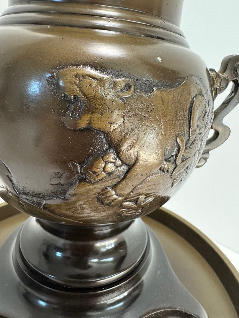 金属製の壺　花瓶　骨董品　龍と虎