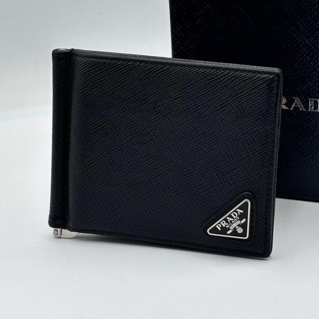 新品に近い プラダ 現行 マネークリップ サフィアーノ 三角プレート 黒