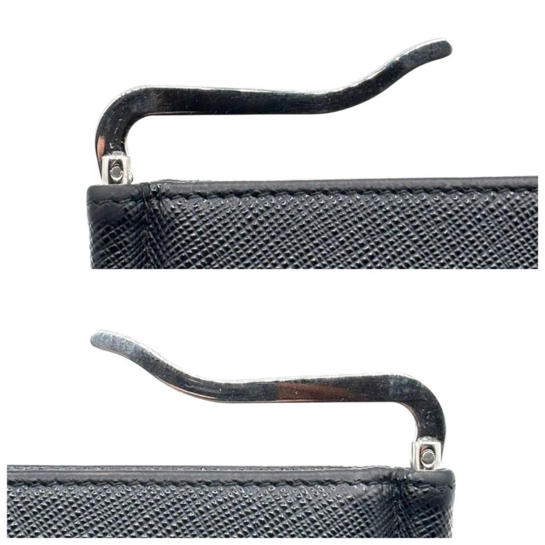 新品に近い プラダ 現行 マネークリップ サフィアーノ 三角プレート 黒