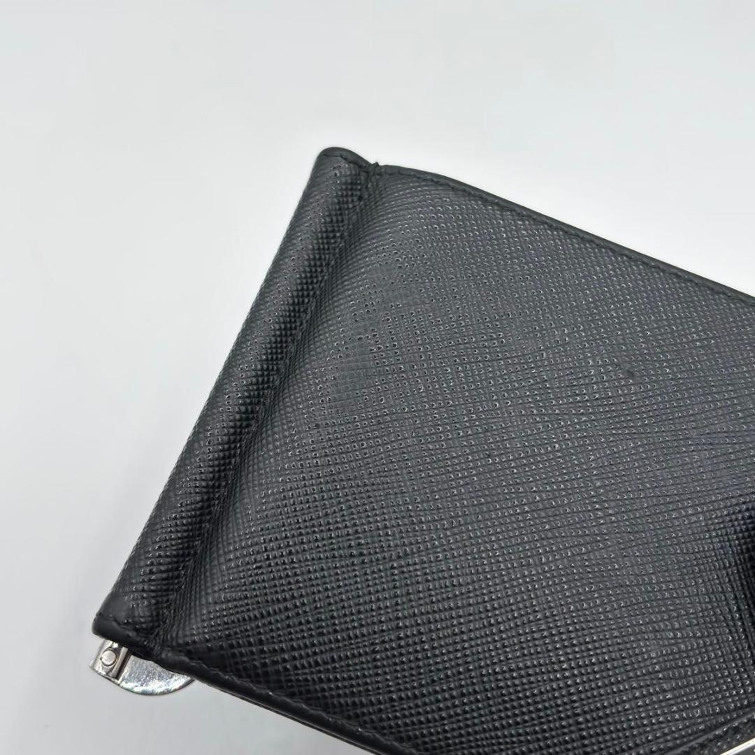 新品に近い プラダ 現行 マネークリップ サフィアーノ 三角プレート 黒