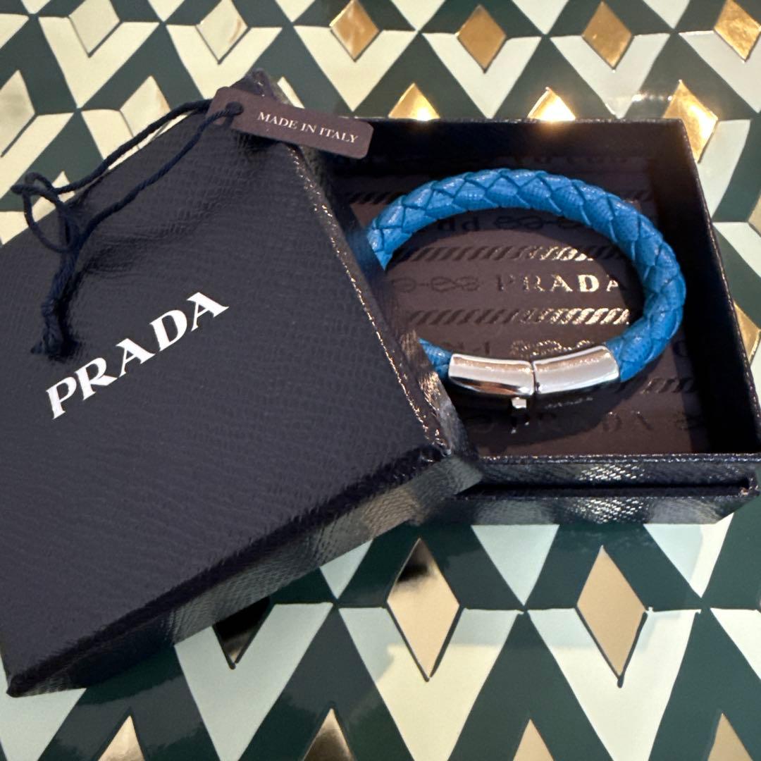 PRADA 編み込みレザーブレスレット 青
