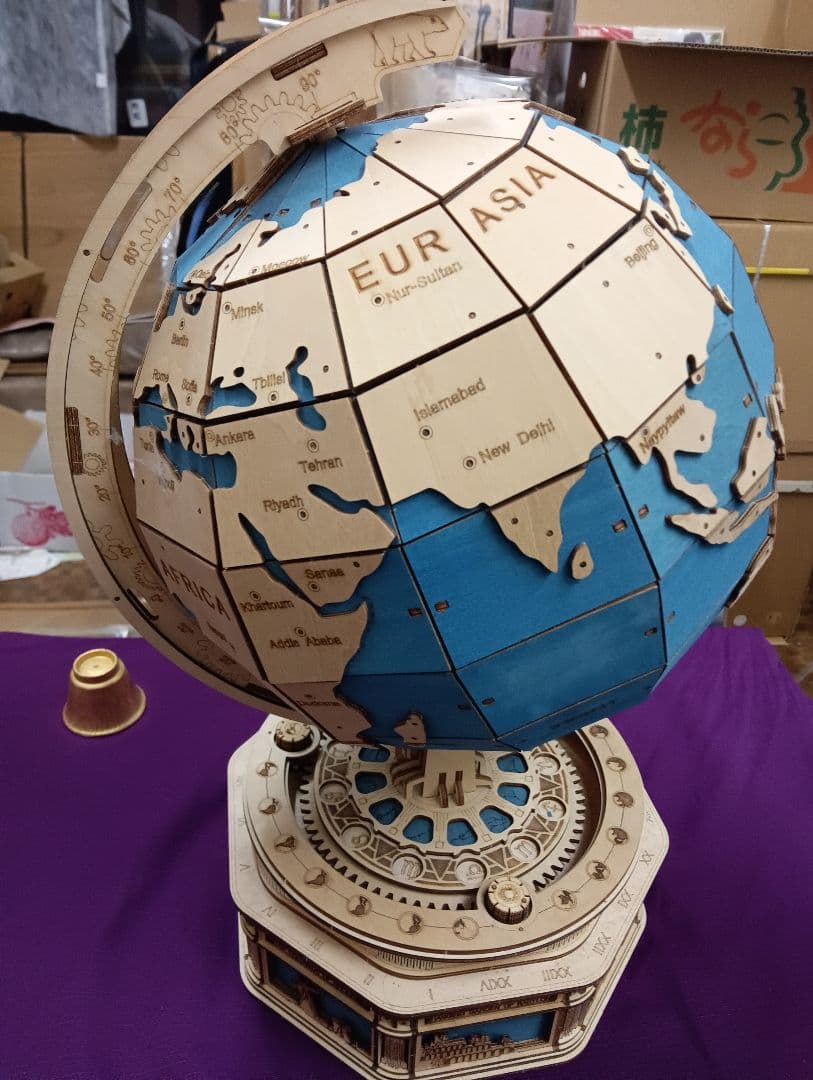 ３Ｄ型ウッドパネル地球儀高さ５３センチX胴経９５センチ大サイズ完成品オブジェ置物