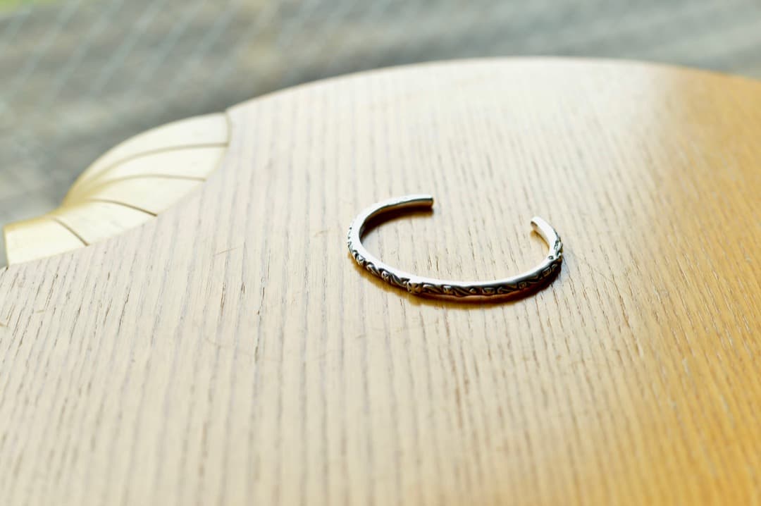 （レオナルド）ビルウォールレザー シン クロス バングル BEAMS M