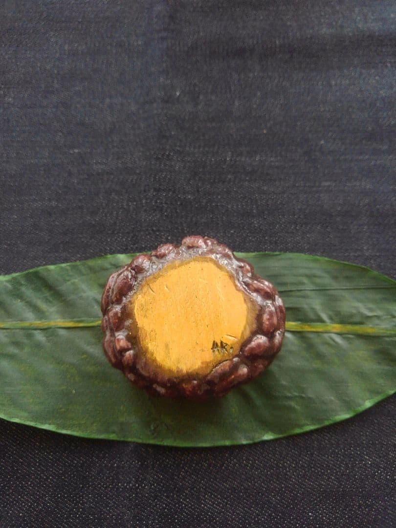 木彫りのおはぎと熊笹（実物大）