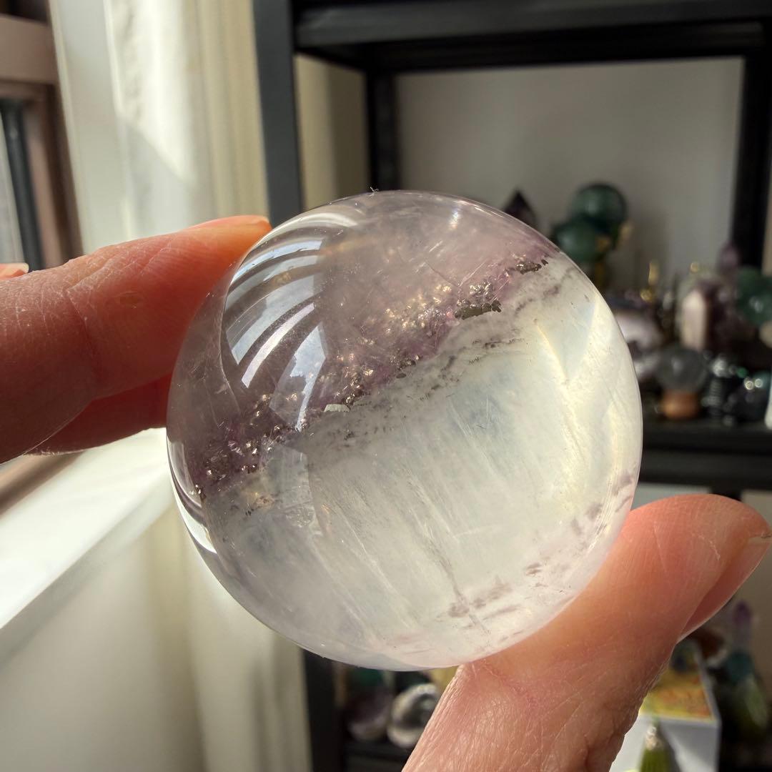 【MH】天然石 パイライト共生フローライトのスフィア　NO.020916