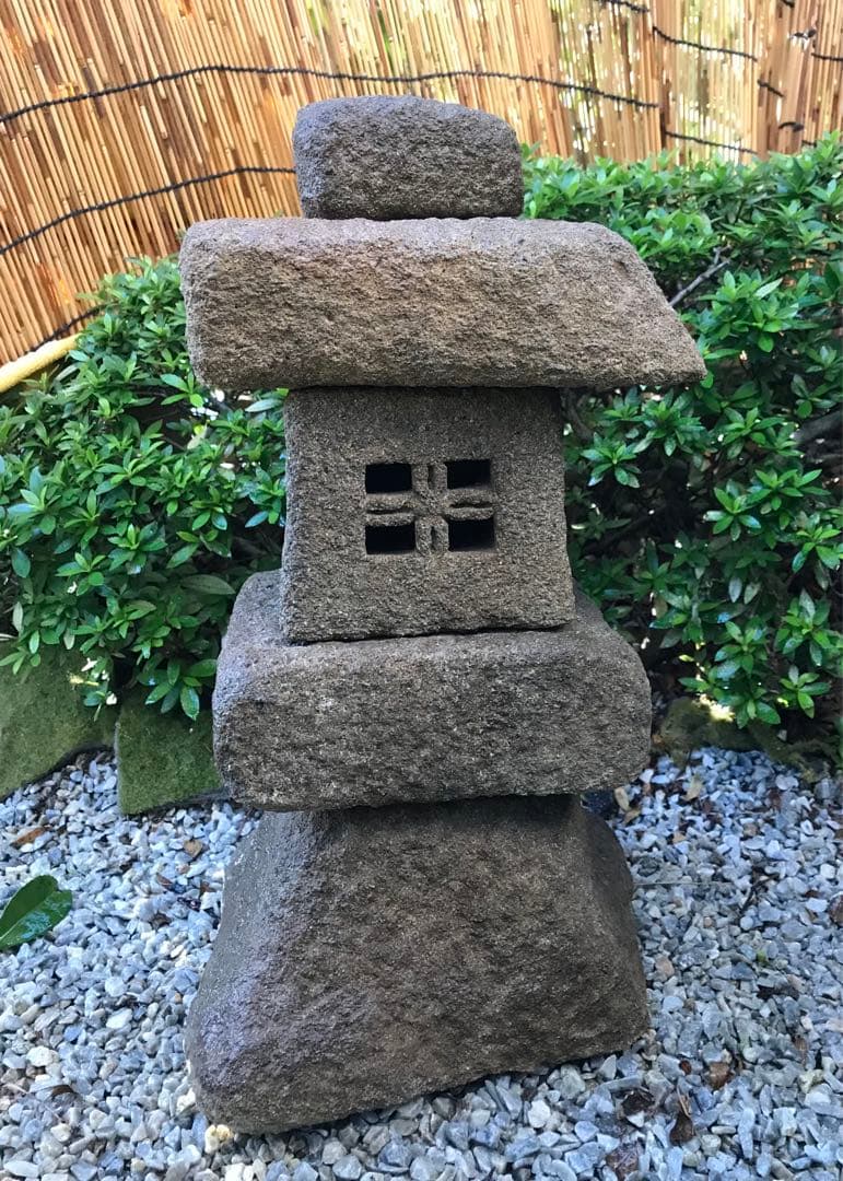 【天然自然石・常夜燈型石灯篭・坪庭灯篭・茶庭灯篭】オブジェ箱庭庭石造園水石天然石