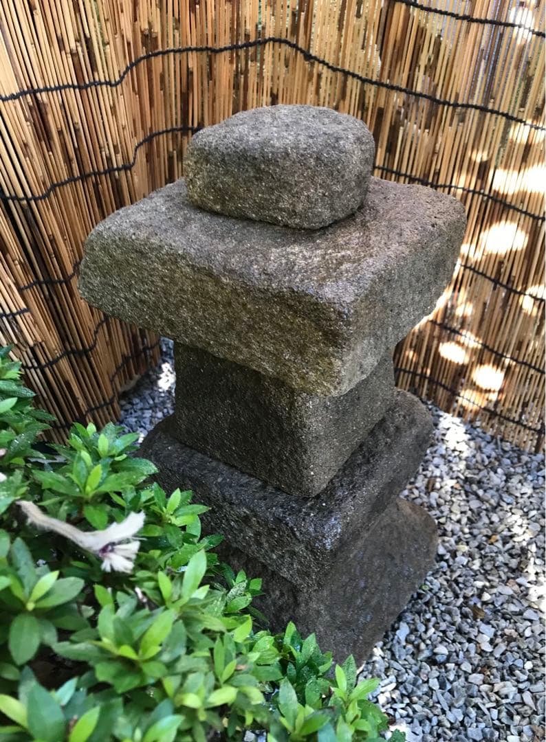 【天然自然石・常夜燈型石灯篭・坪庭灯篭・茶庭灯篭】オブジェ箱庭庭石造園水石天然石