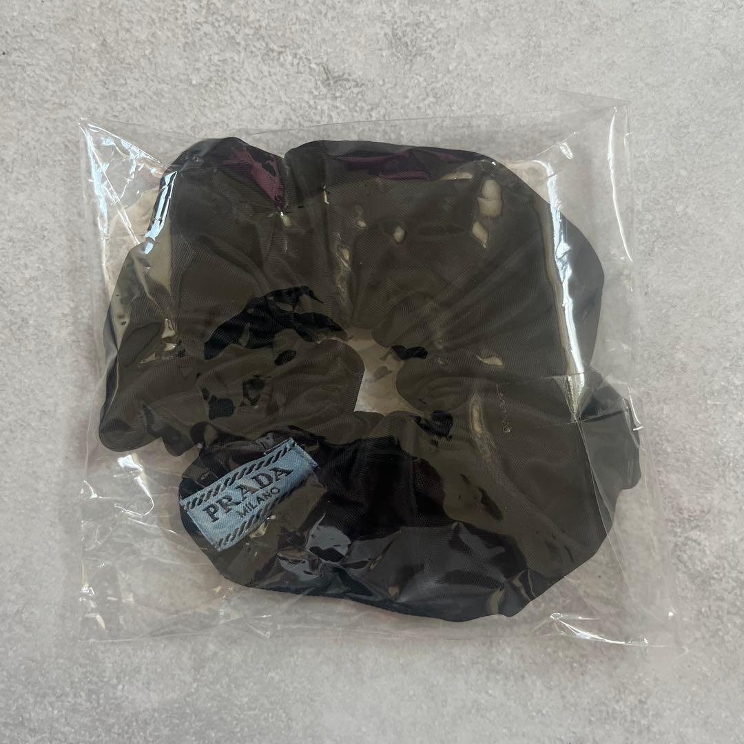 【新品未開封】PRADA プラダ シュシュ 黒 三角ロゴプレート