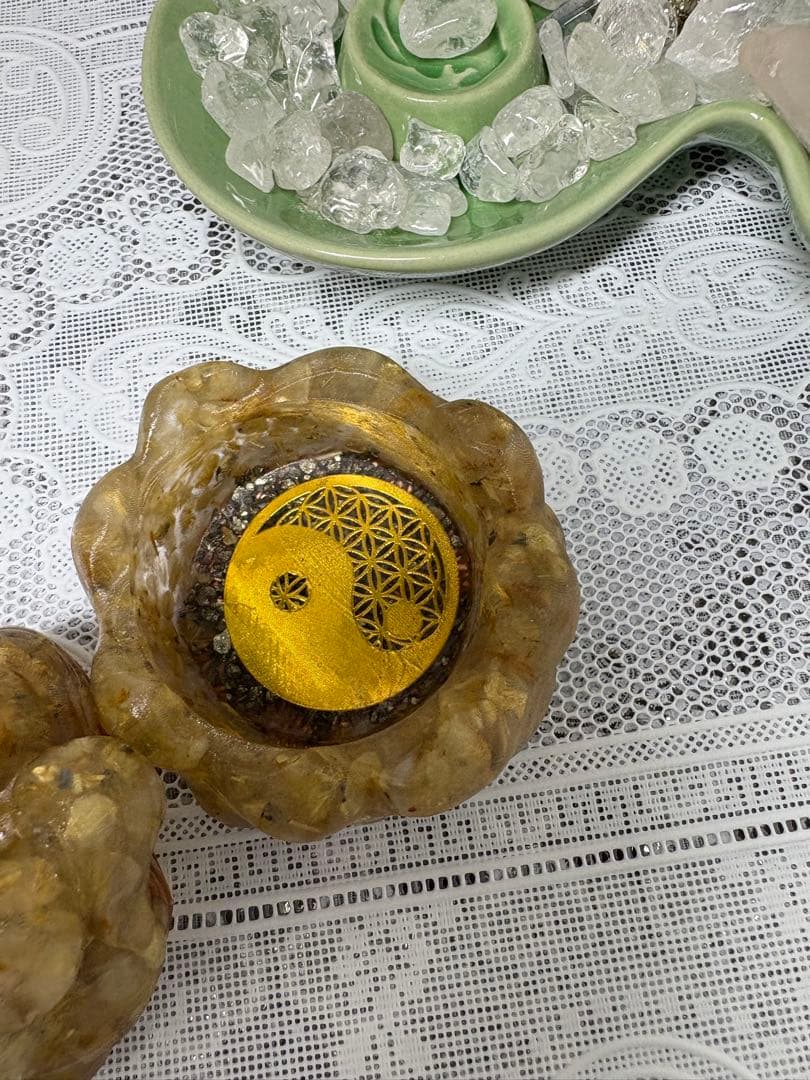 オルゴナイト 九尾の狐小物入れ ゴールドルチルクォーツ