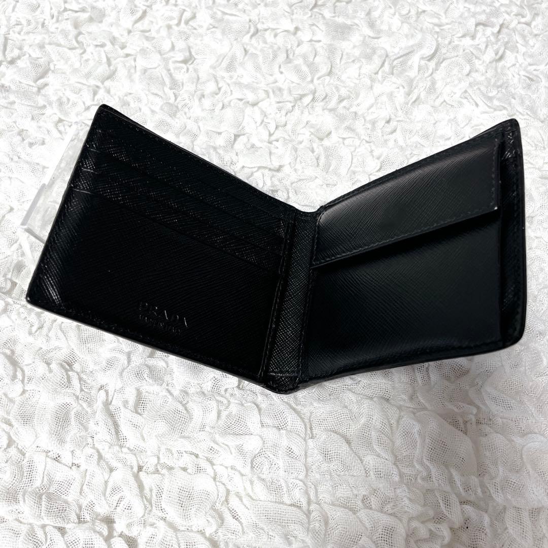 近年✨プラダ 二つ折り財布 コンパクト財布 小銭入れ付き サフィアーノレザー