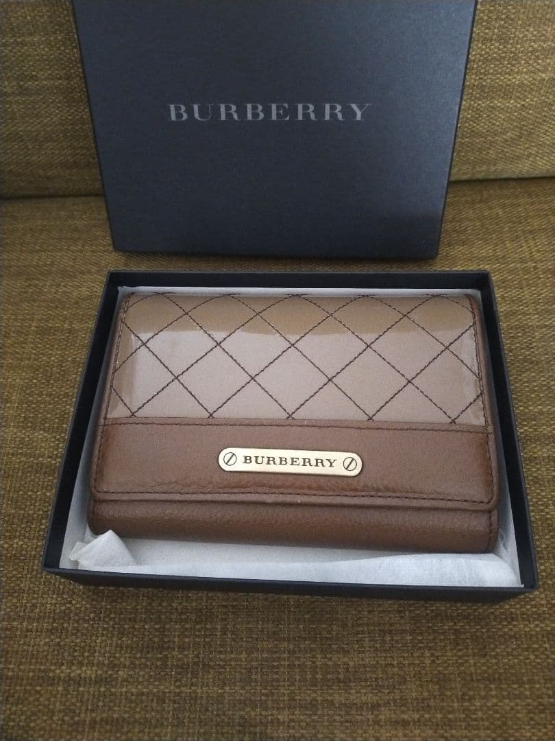 BURBERRY 三つ折りエナメル財布 ブラウン箱入り