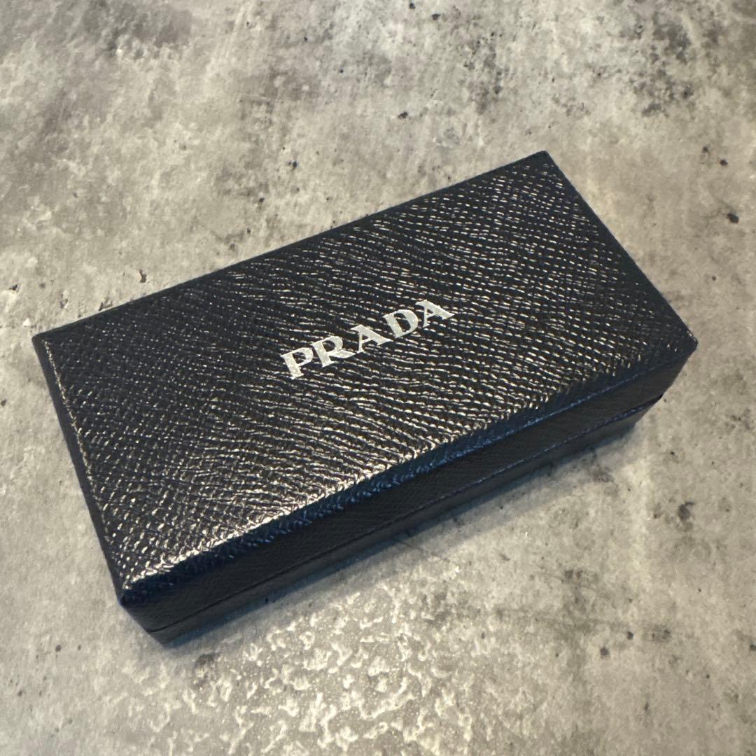 プラダ　ロボットキーホルダー　エドワード　三角プレート