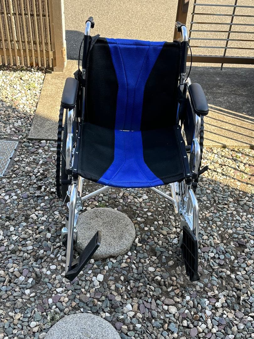りくと自走用車椅子 黒と青のコンビネーション
