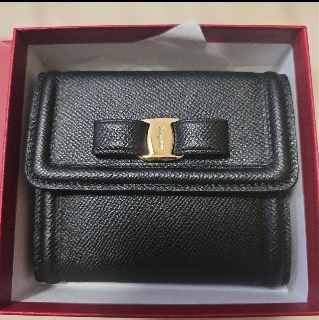 Salvatore Ferragamo ブラック 二つ折り財布　新品