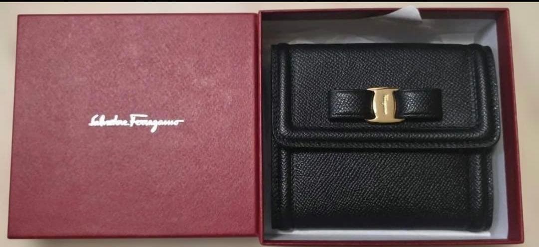 Salvatore Ferragamo ブラック 二つ折り財布　新品