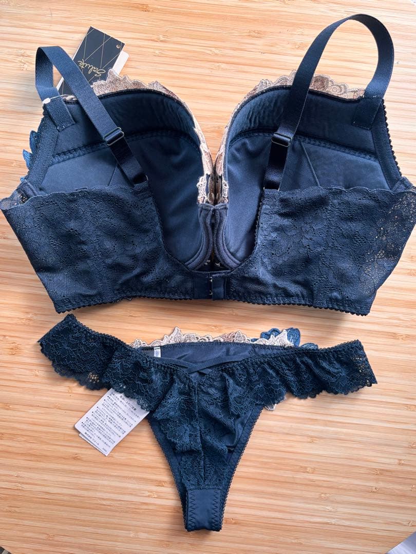 新品未使用　サルート　G85 グループ28 Rich Veil Bra