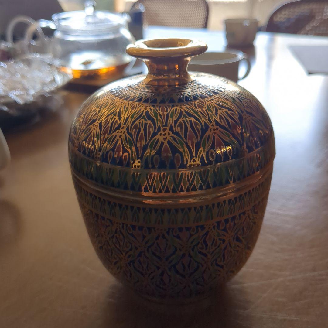 金色装飾の陶器製蓋付き容器