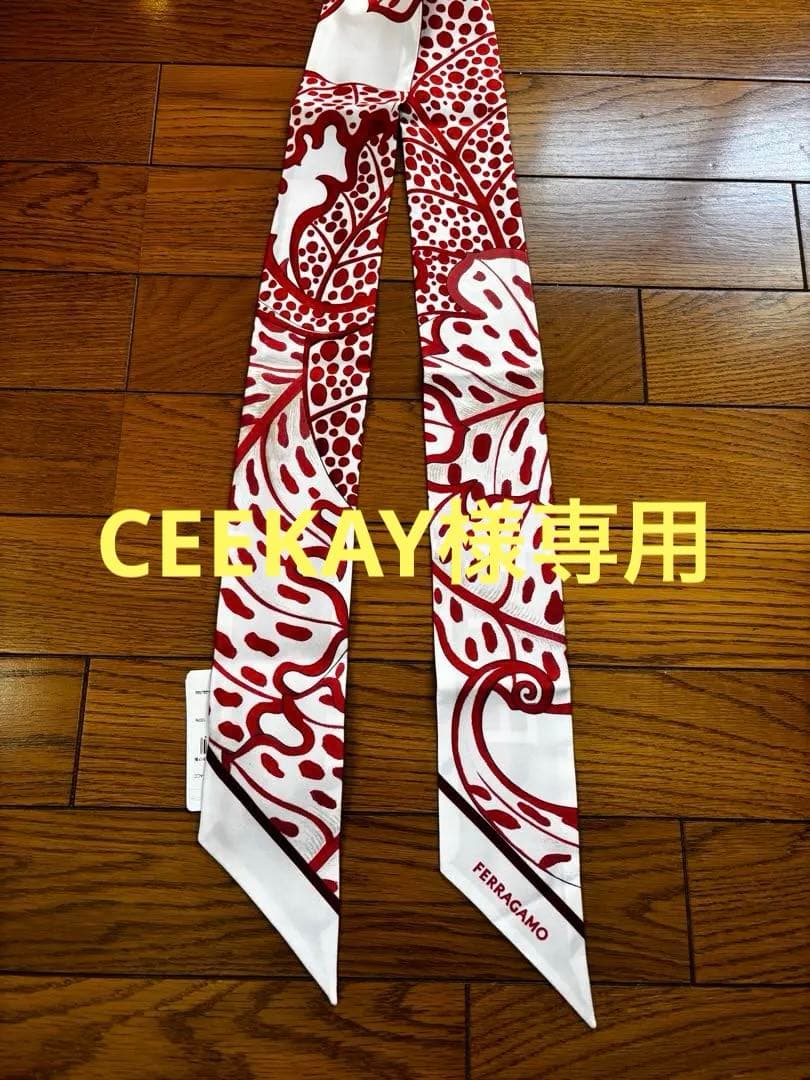 【新品未使用】FERRAGAMO 花柄スカーフ バンドゥ赤②