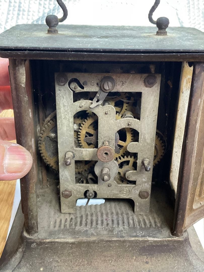 小さなブリキの古時計。社名不明？ゼンマイ欠品。【不動品　インテリアに最適です】。