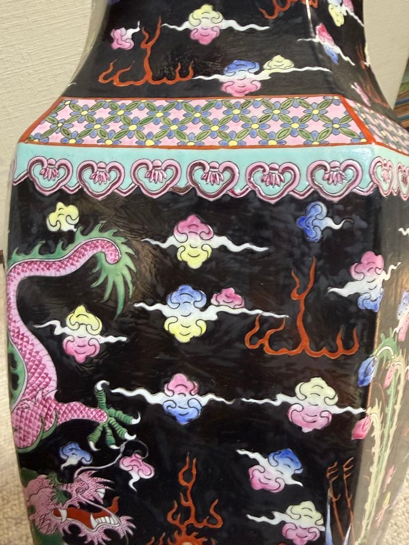 中国　大清乾隆年製銘　黒地粉彩龍鳳紋角瓶　左　高さ47.0cm 送料込み0106