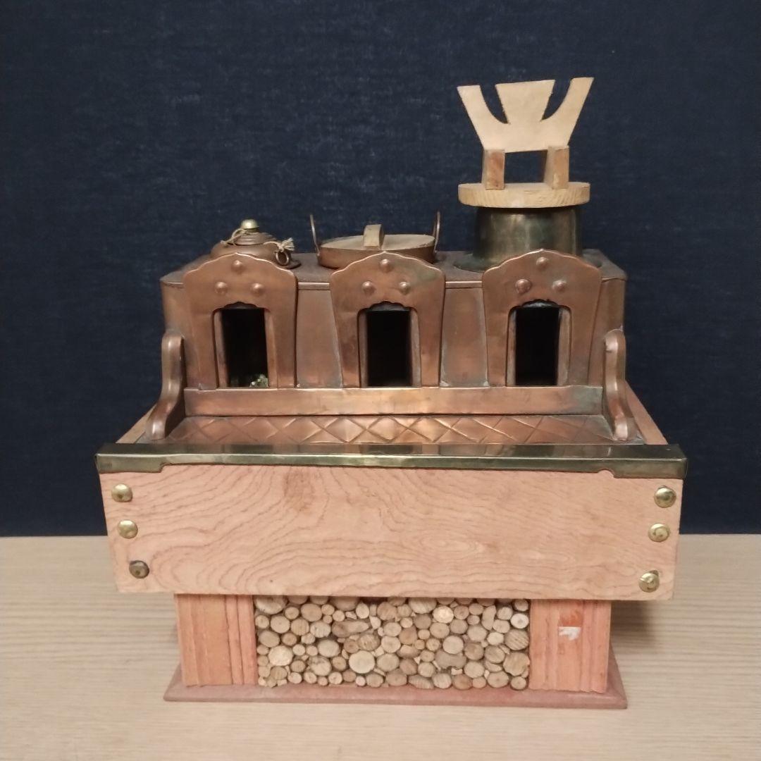 伝統的な雛人形飾り 銅と木製