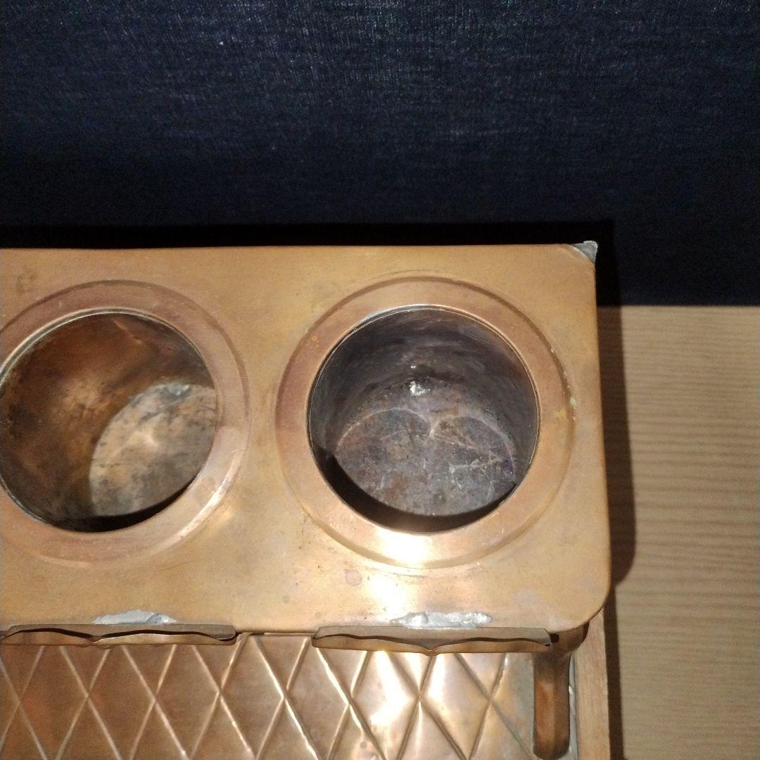 伝統的な雛人形飾り 銅と木製